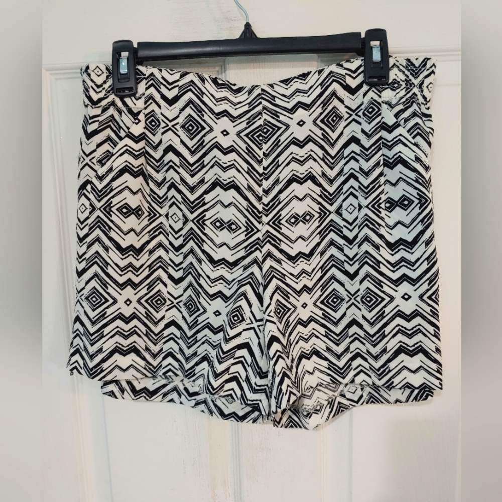 Forenza Shorts Black and White Polyester Casual Women's Medium